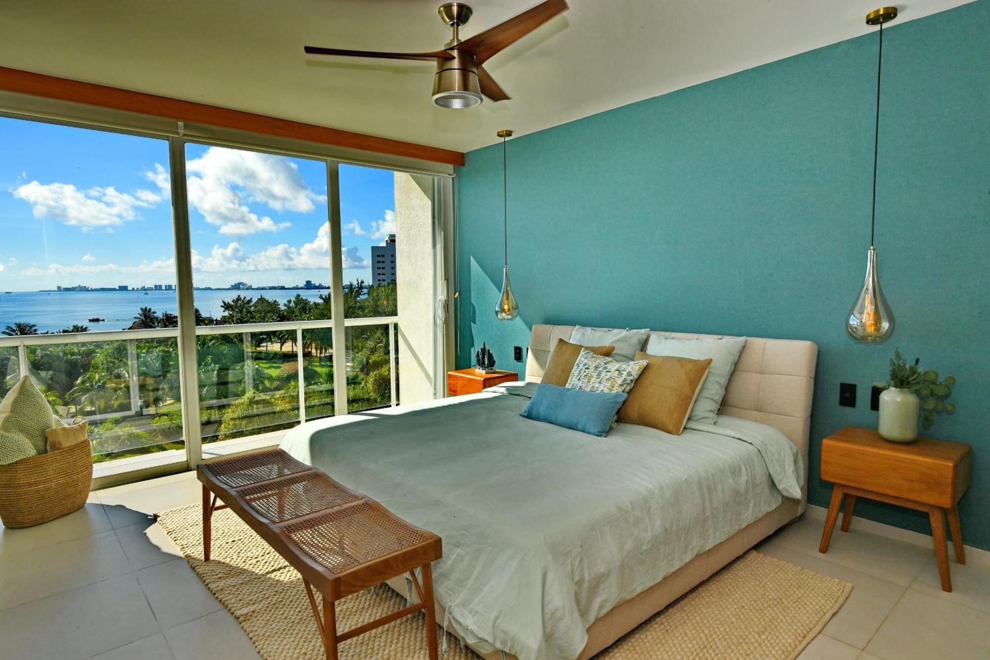 Beachfront Blue Vista Apartment Cancún
