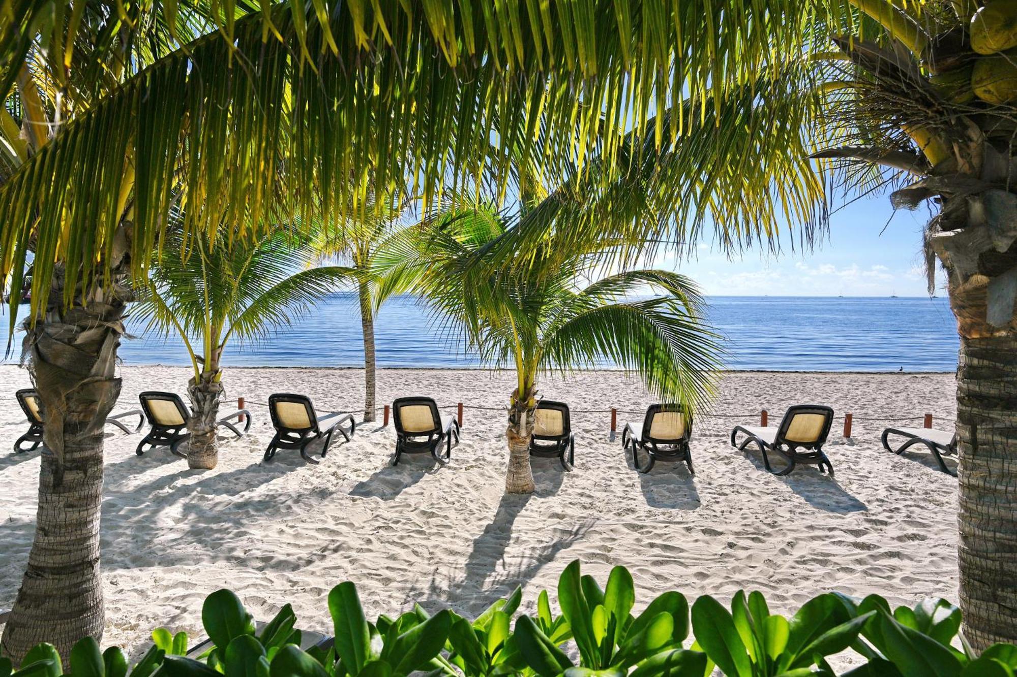 Beachfront Blue Vista Apartment Cancún